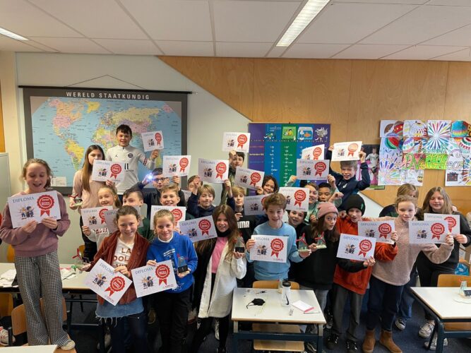 Groep 8 ABS krijgt techniekles