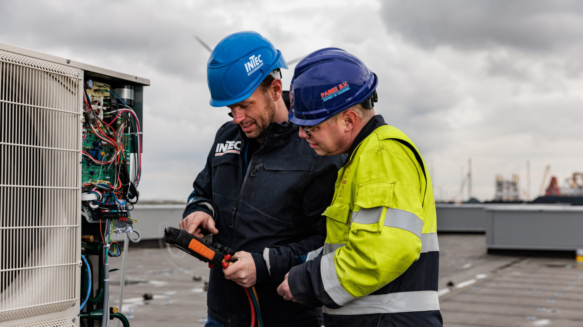 Werken bij hoogspanningsstation