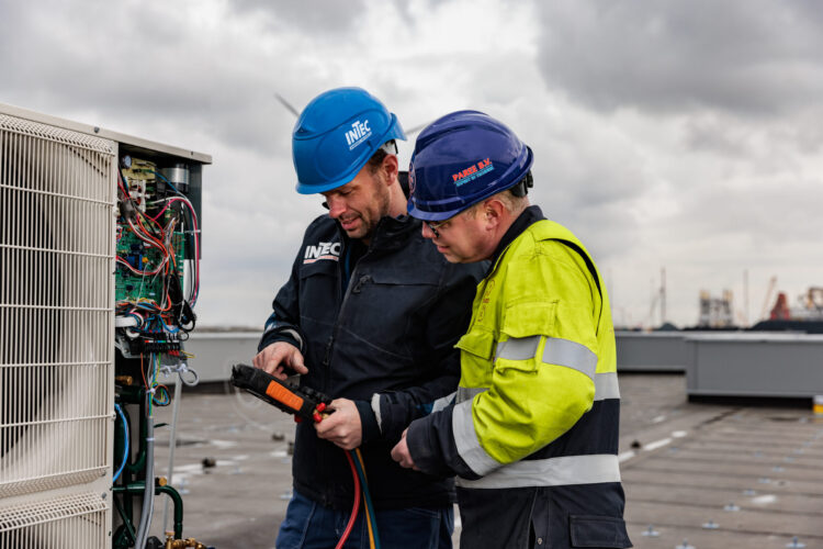 Werken bij hoogspanningsstation