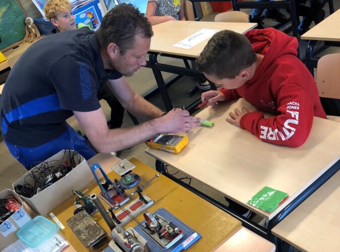 Techniekles bij Don Boscoschool