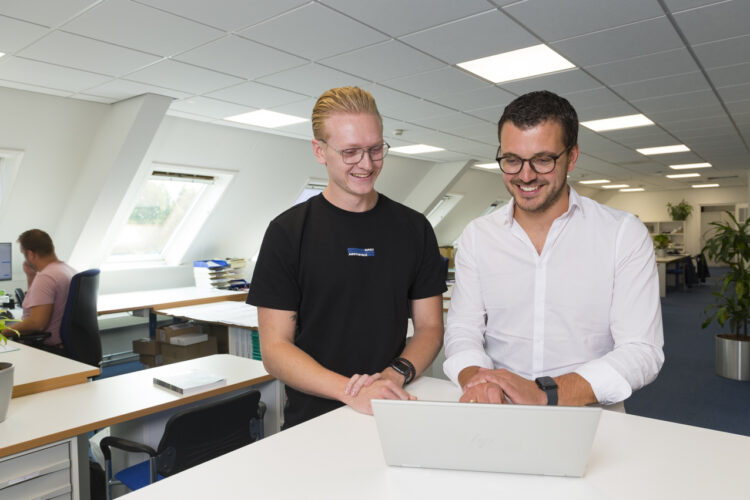 Jordi legt aan Fabian de IT werkzaamheden uit