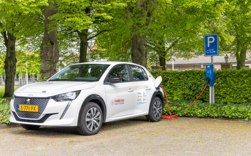 Elektrische auto laden bij Paree